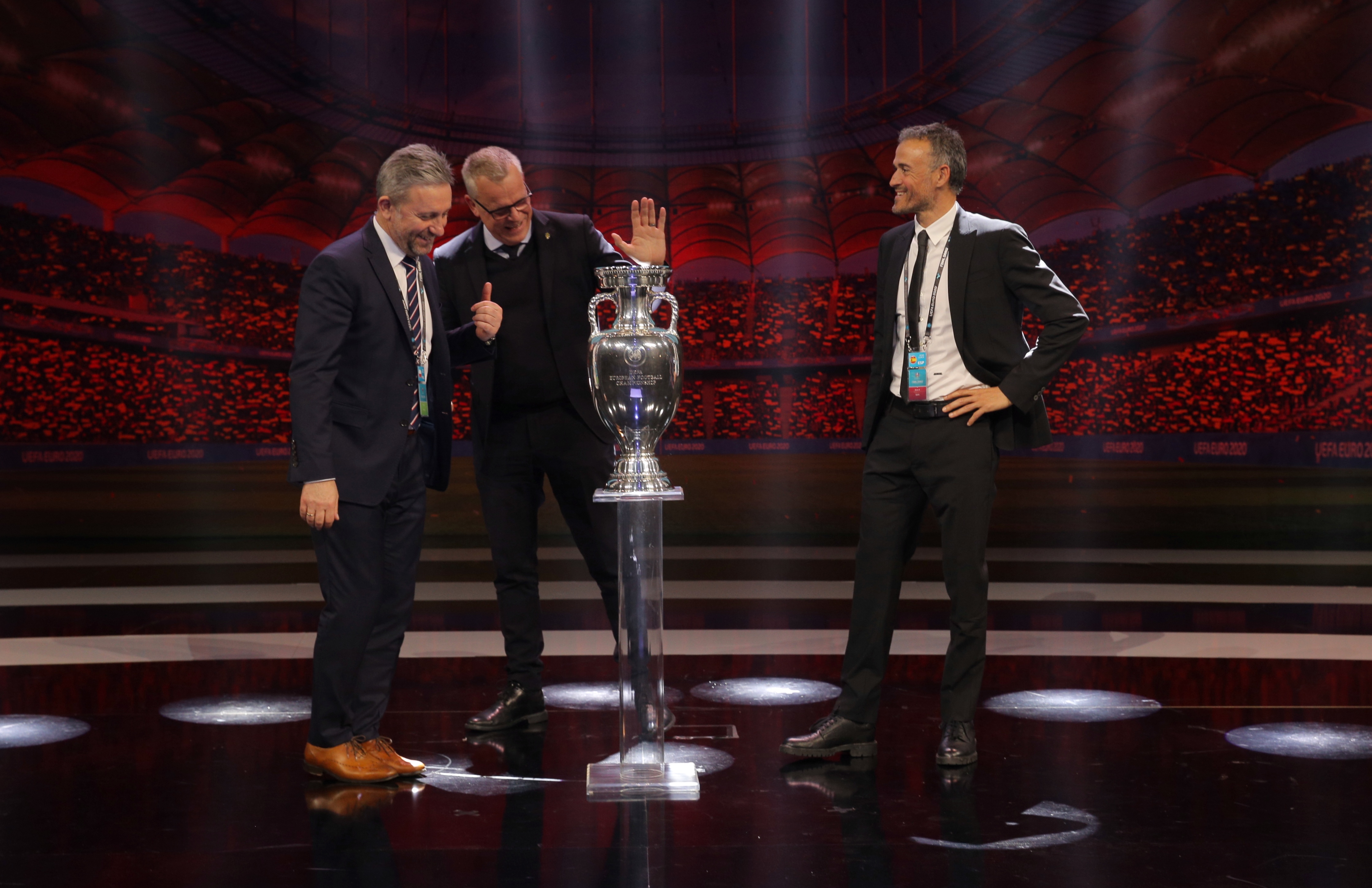 Corina Caragea a strălucit la tragerea la sorți a Euro 2020. Antrenorii au pozat pe grupe cu trofeul! Cele mai spectaculoase imagini / FOTO