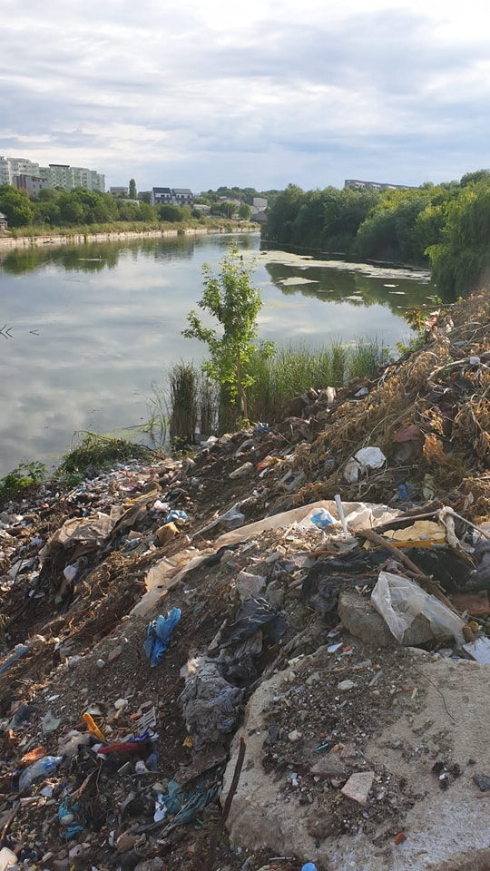 Apele Române: Peste 300 de tone de deşeuri au fost scoase din Lacul Fundeni în 5 zile