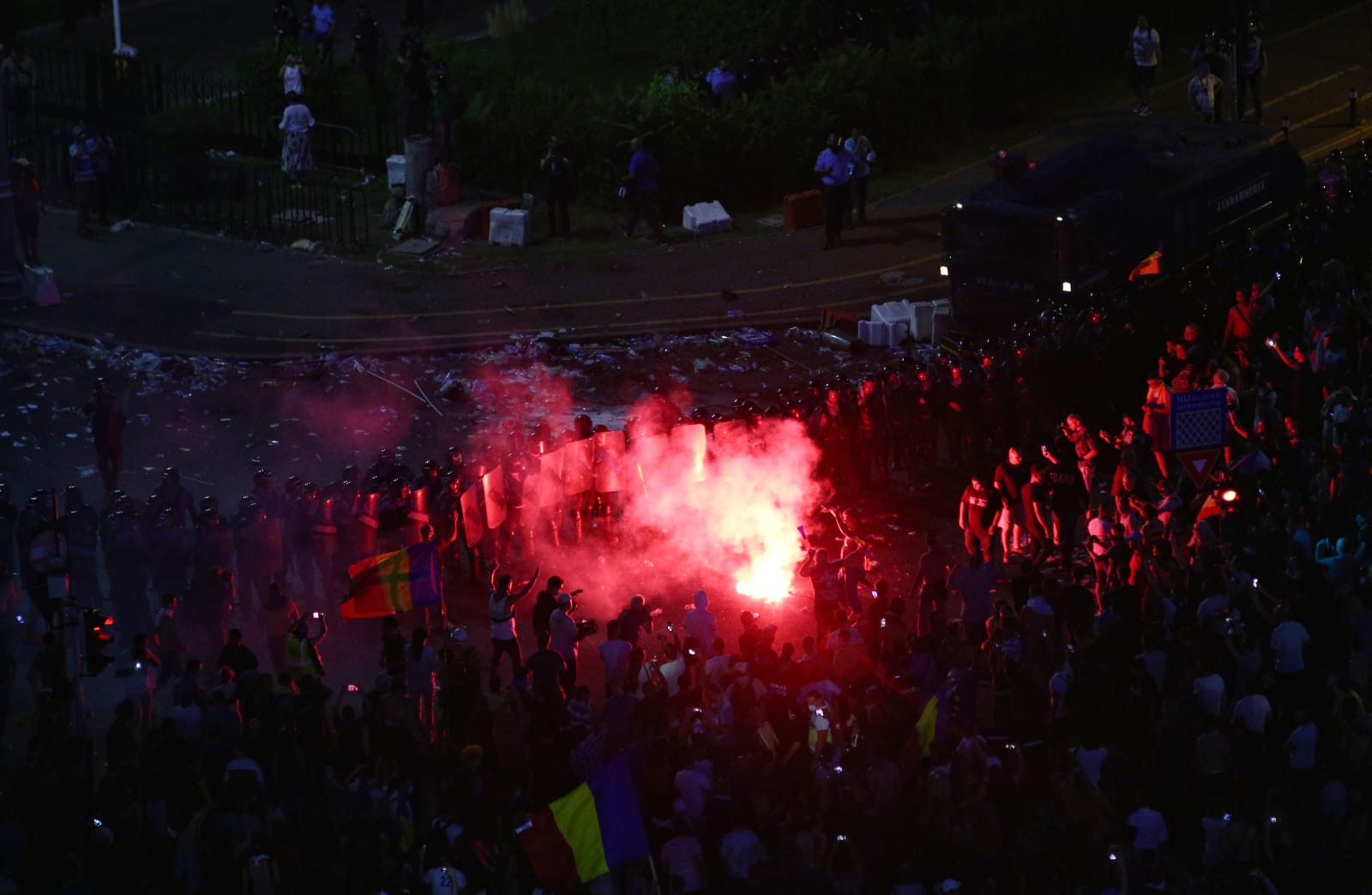 UPDATE. Război de stradă între jandarmi și huligani, în Piața Victoriei. 452 de persoane rănite / VIDEO&FOTO
