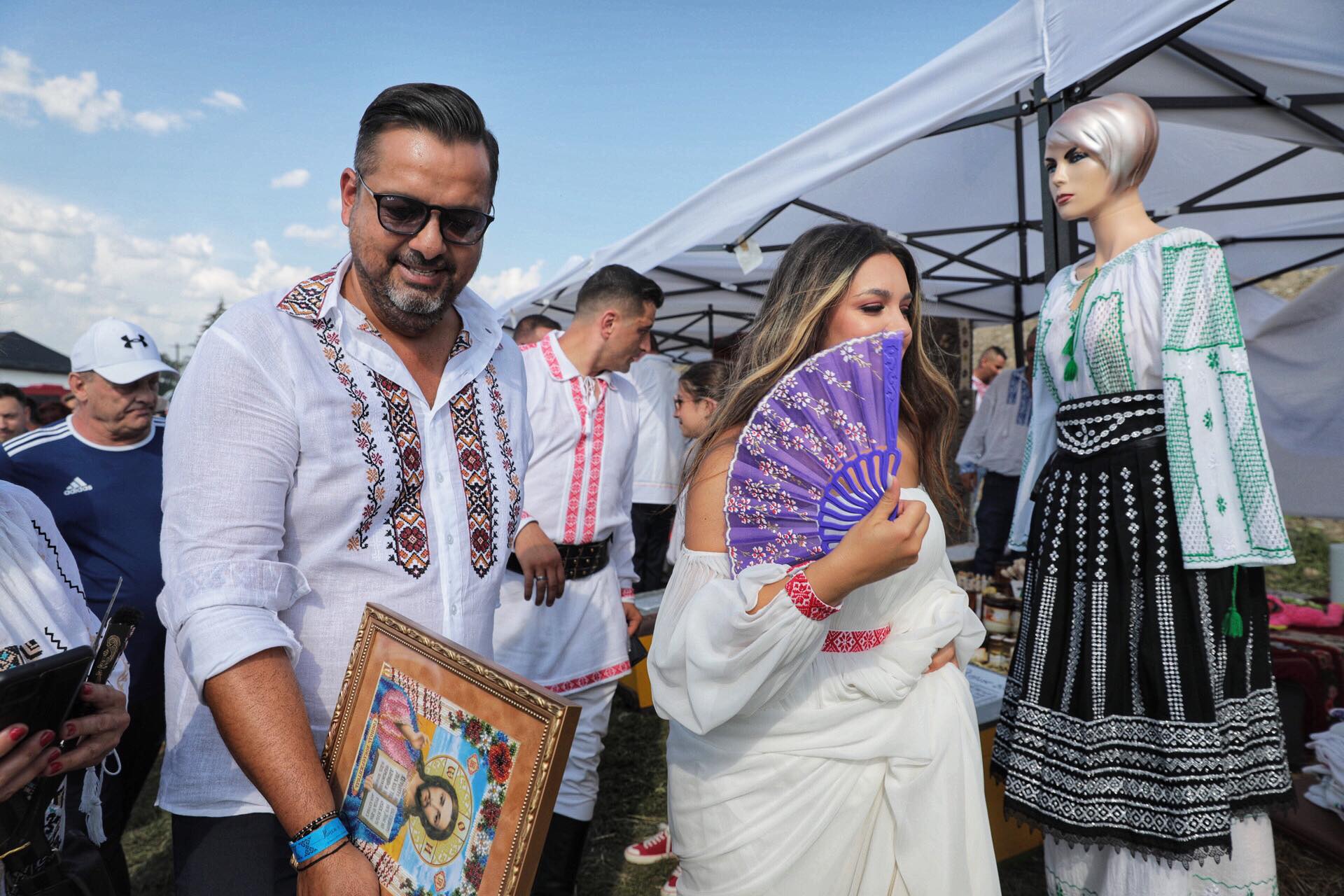 FOTO. Nunta lui George Simion, văzută de la fața locului. Câteva sute de oameni au rezistat în fața scenei, petrecerea a continuat până la 7 dimineața
