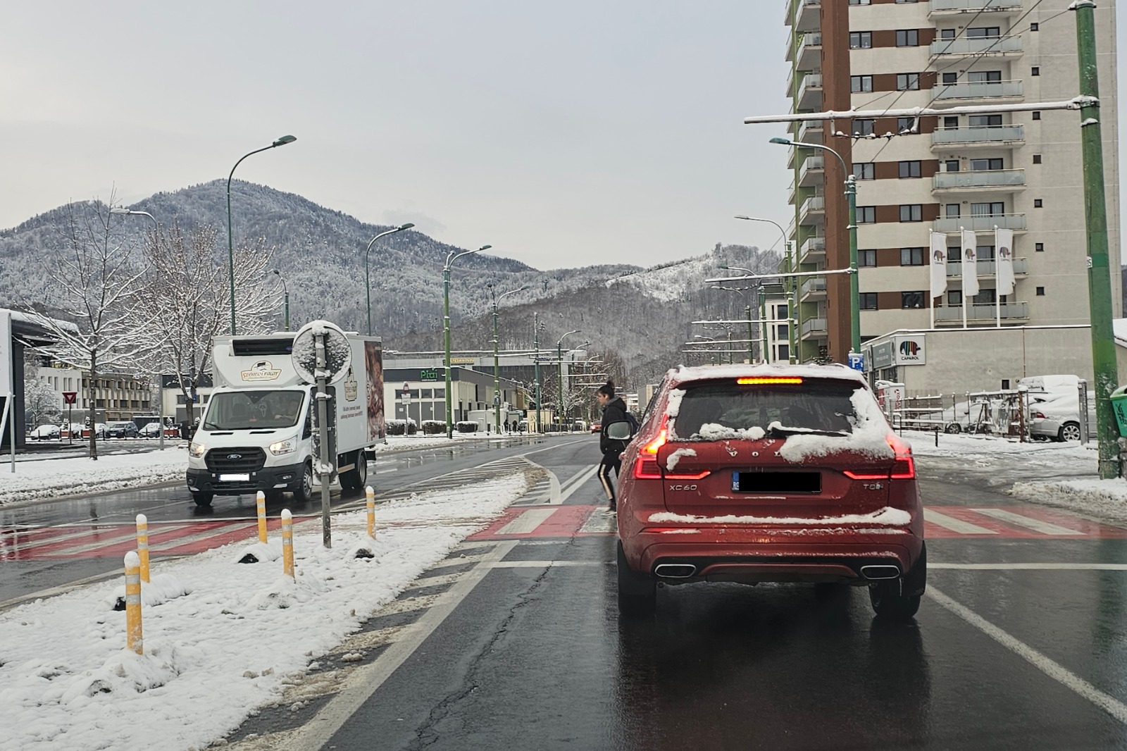 Iarna s-a întors la Brașov. Cum arată străzile după intervenția a zeci de utilaje de deszăpezire
