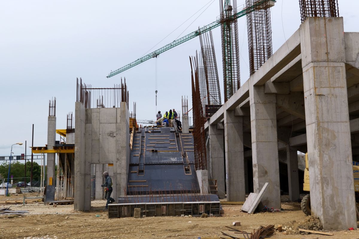 În umbră, la Timișoara se ridică un stadion de 23 de milioane de euro, care ignoră austeritatea