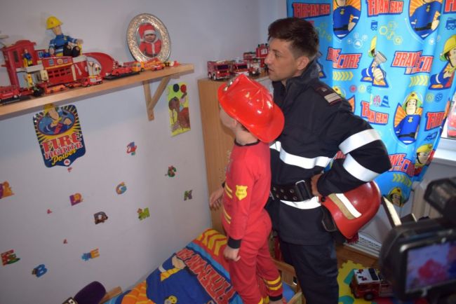 Un puști de 6 ani din Botoșani, mare fan al pompierilor, vizitat de Ziua Copilului de angajații ISU Botoșani
