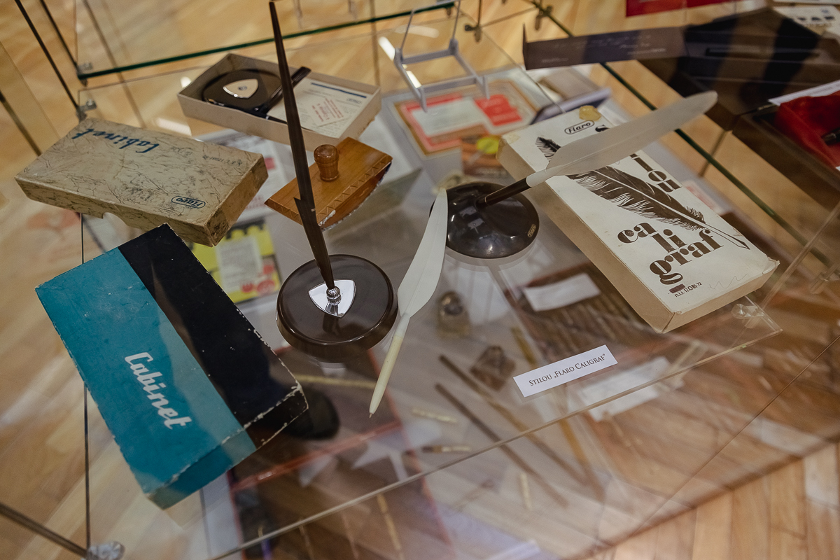 FOTO. Stilourile unor scriitori cunoscuți, expuse la Biblioteca Națională