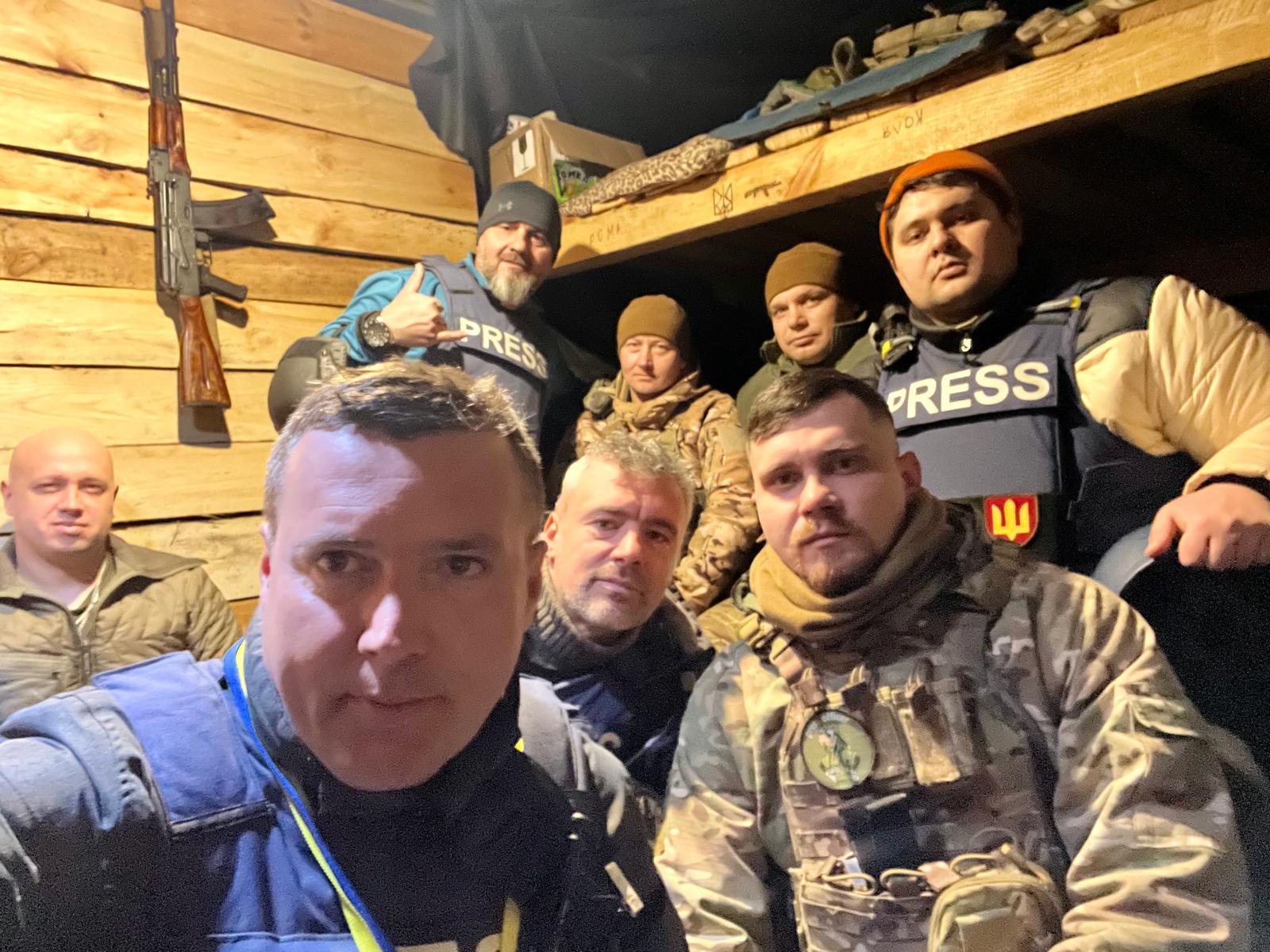 Cum se trăiește pe frontul din Ucraina. Relatările lui Alex Costache, jurnalistul TVR care a mers de 13 ori în mijlocul războiului: „Se auzeau obuzele cum vâjâiau în aer. Cădeau la 500 de metri de locul unde ne aflam”