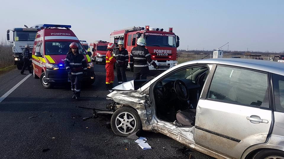 Accident în Timiș. Un șofer de 22 de ani a trimis trei oameni la spital, după ce a întors fără să se asigure