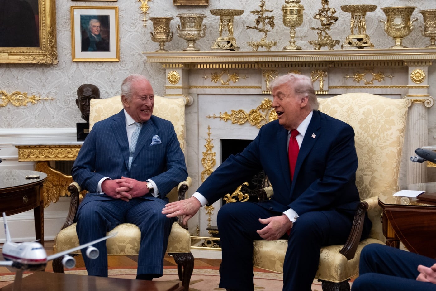 Regele Charles al III-lea, primit cu fast la Casa Albă. Donald Trump laudă „relaţia specială” cu Regatul Unit și face glume: „Ce zi britanică frumoasă”