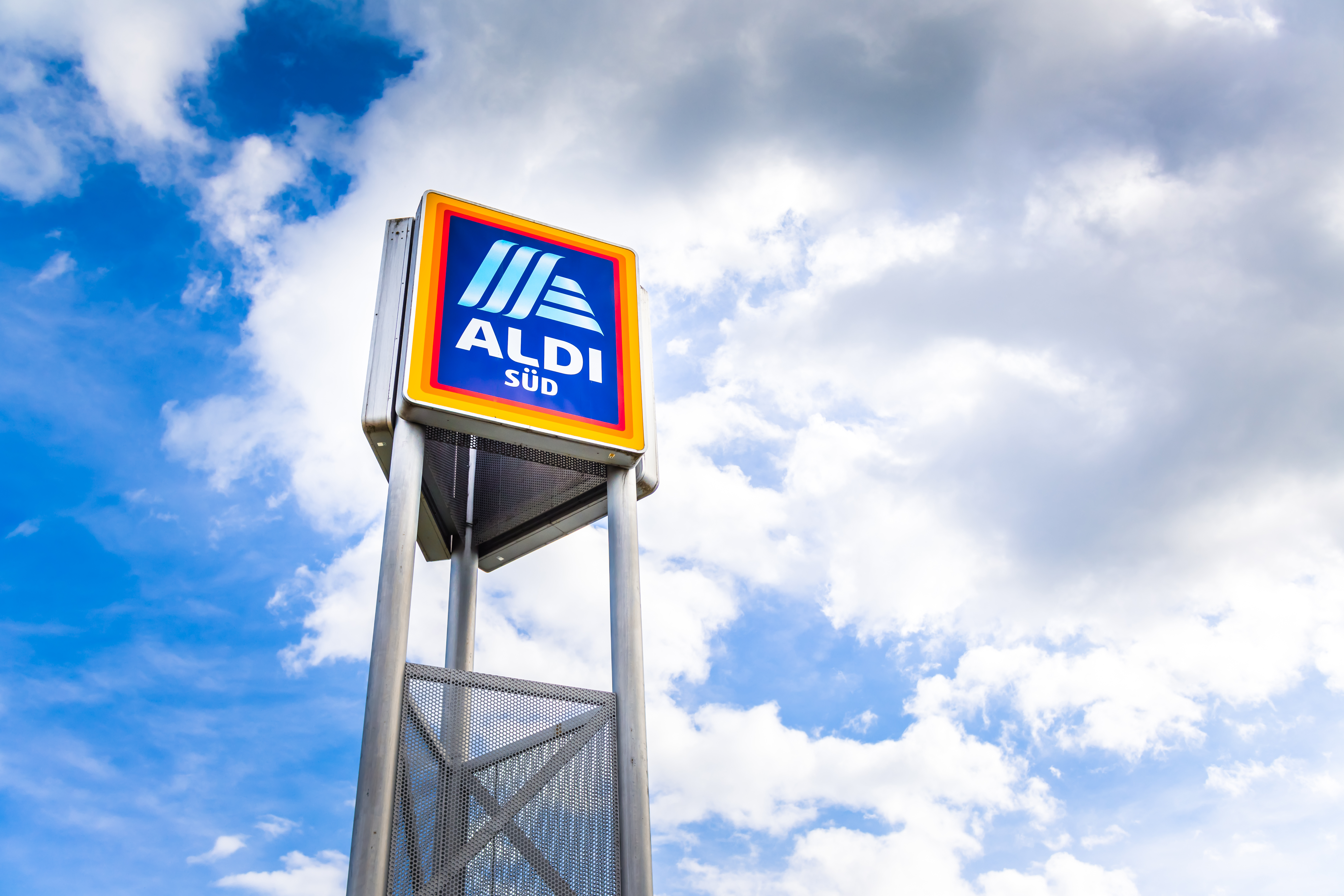 Megszereztük a fotókat, így alakulnak át az Aldi üzletei - Bernhard Haider is megszólalt a Blikknek a változásról és az önkiszolgáló kasszákról is
