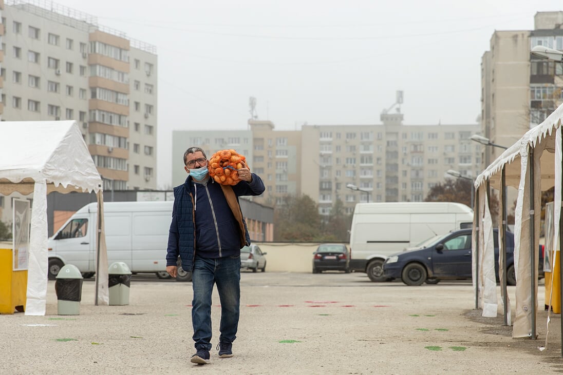 REPORTAJ. Supărarea comercianților dintr-o piață de la marginea Bucureștiului pe aglomerația de la Obor: “I-au văzut pe ei așa și ce au zis, hai să îi închidem pe toți”