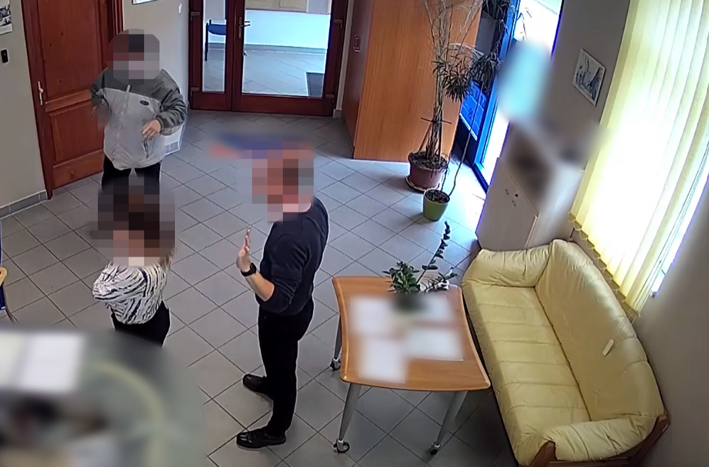 Három bankot rabolt ki a volt pécsi rendőr: videón az egyik fegyveres akciója