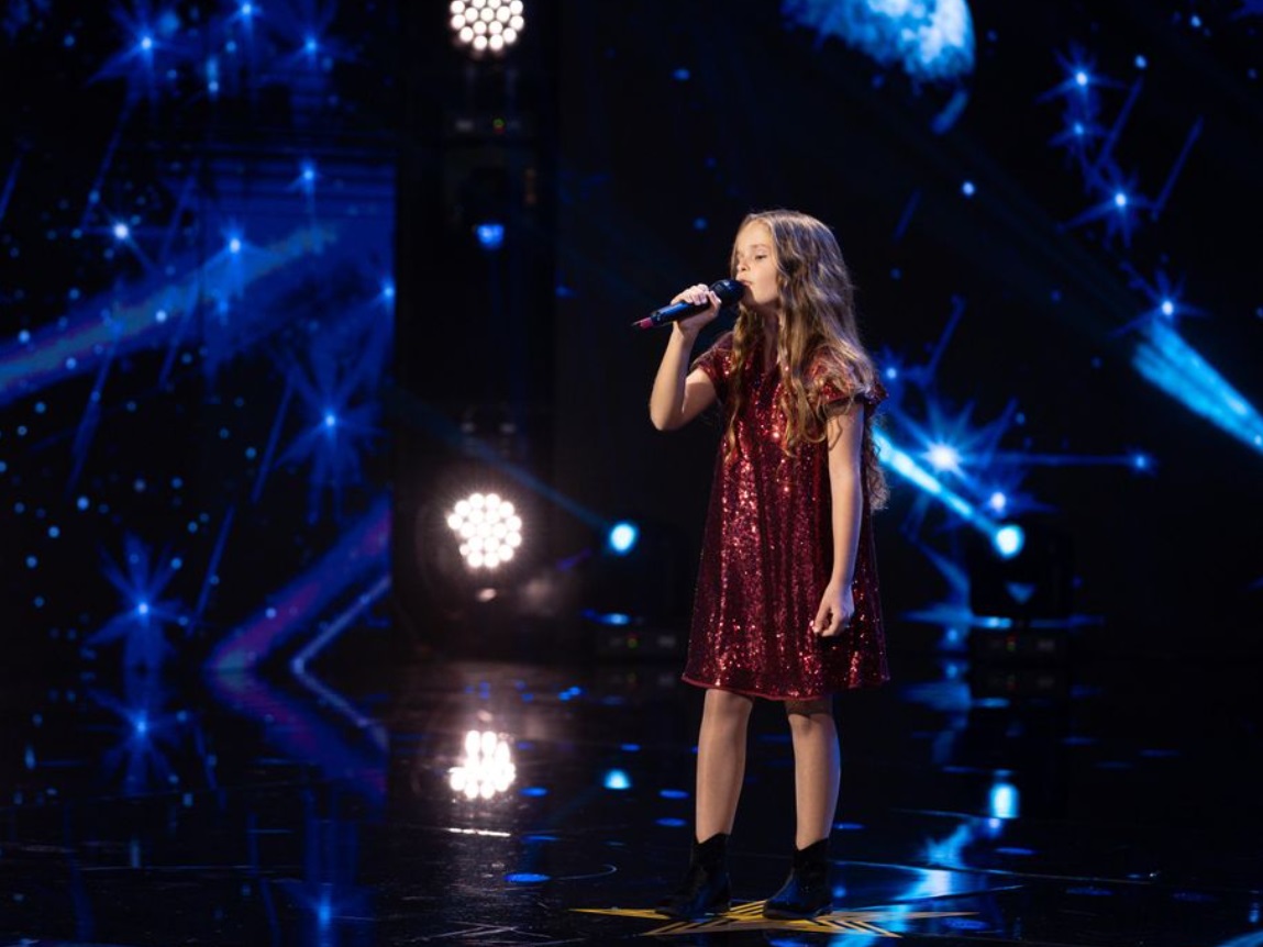Rebeca Rizea, fetița de la „Românii au talent” despre care Pavel Bartoș a spus că are vocea Mădălinei Manole: „Cântă unu la unu și are doar 8 ani”