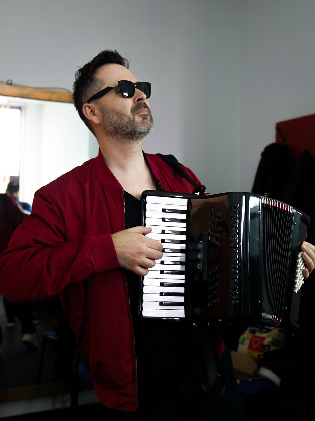 Cum sună melodia care i-ar putea duce pe Costi Ioniță, Edward Maya și LavBbe în finala internațională Eurovision 2026 de la Viena: „Everybody Needs Somebody”