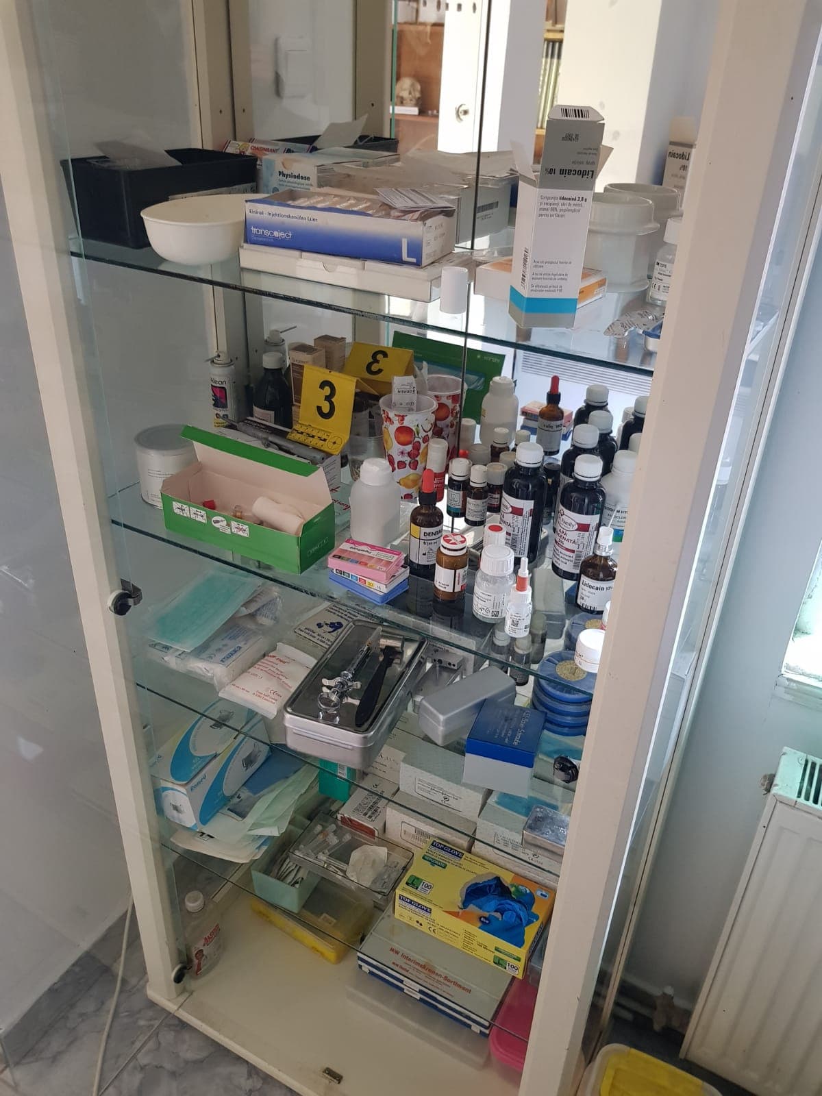 FOTO/VIDEO | Percheziții în Ilfov la un nou medic fals! Un zidar cu opt clase era dentistul satului