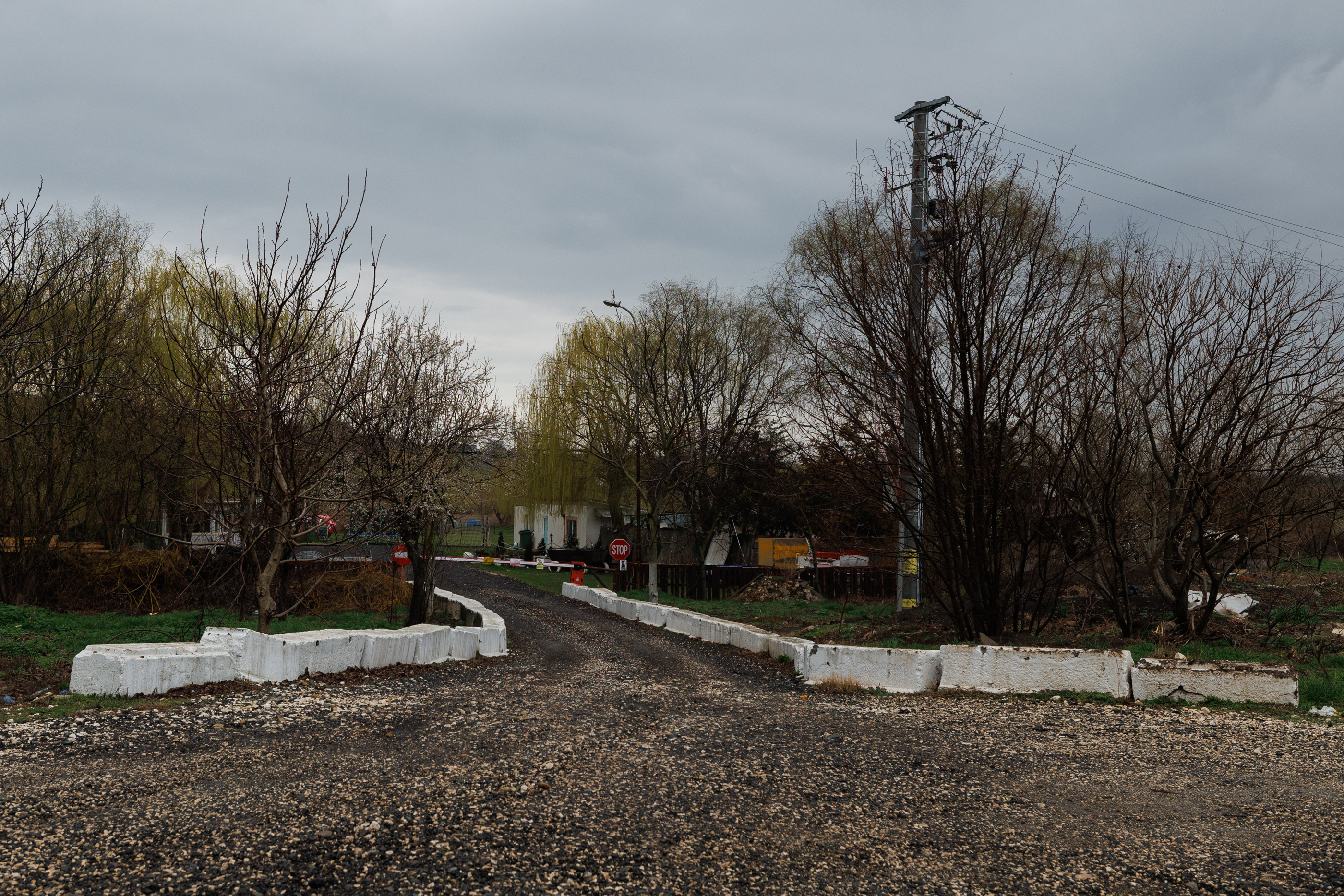 REPORTAJ O arie protejată Natura 2000 de la marginea Mangaliei a devenit depozit de deșeuri: „Aduc gunoaiele cu mașini mari, de la firme!”. Ministerul Mediului știe din 2020