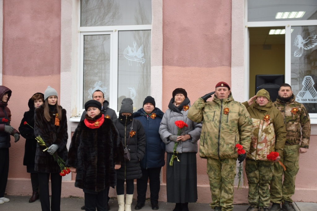 Lecțiile patriotice din Rusia le arată elevilor cum criminalii sunt, de fapt, eroi de război. Un ucigaș recrutat de Wagner are placă memorială pe fațada școlii