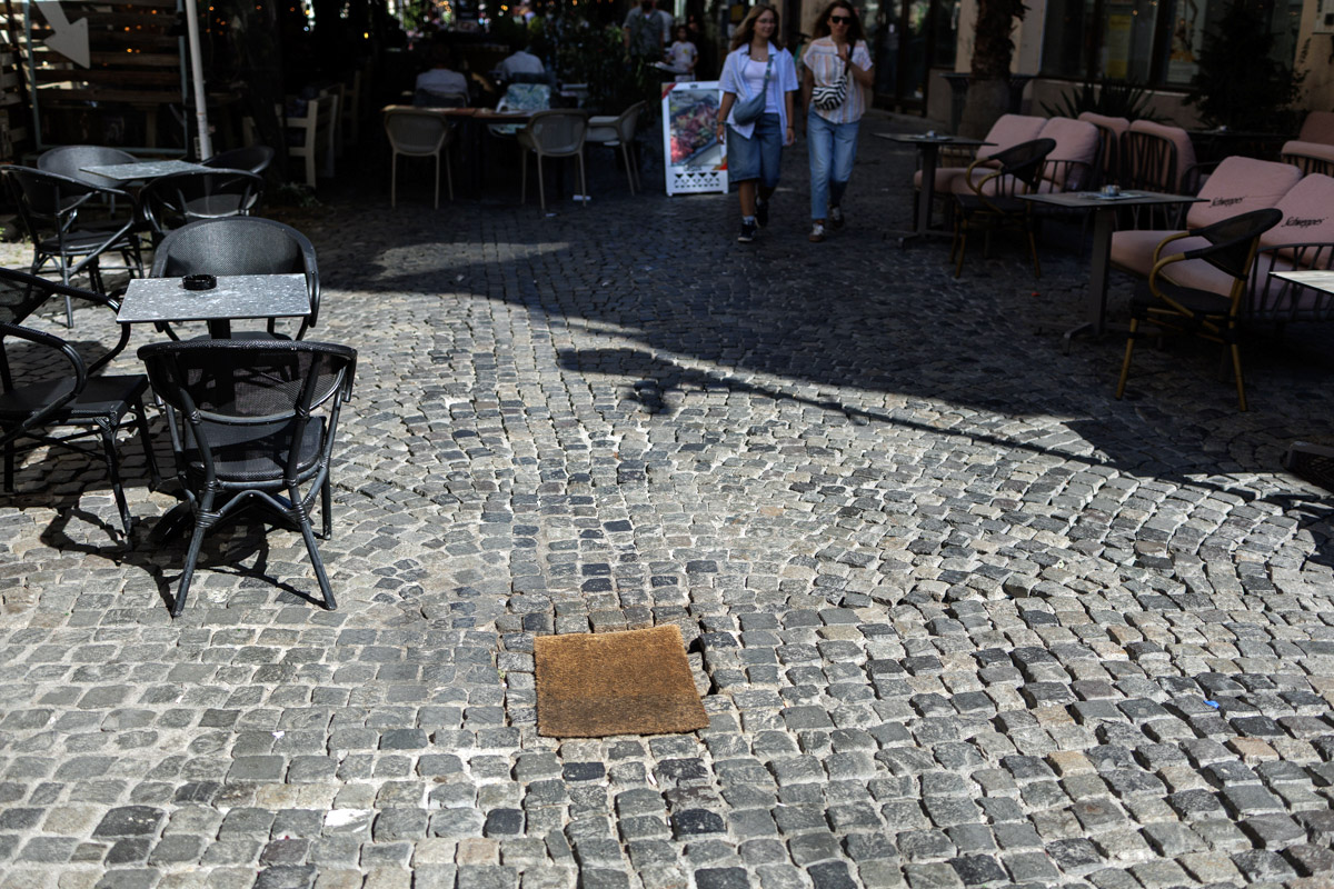 Curățarea Centrului Istoric a început, dar nu se vede. Cea mai profitabilă zonă turistică din București arată deplorabil