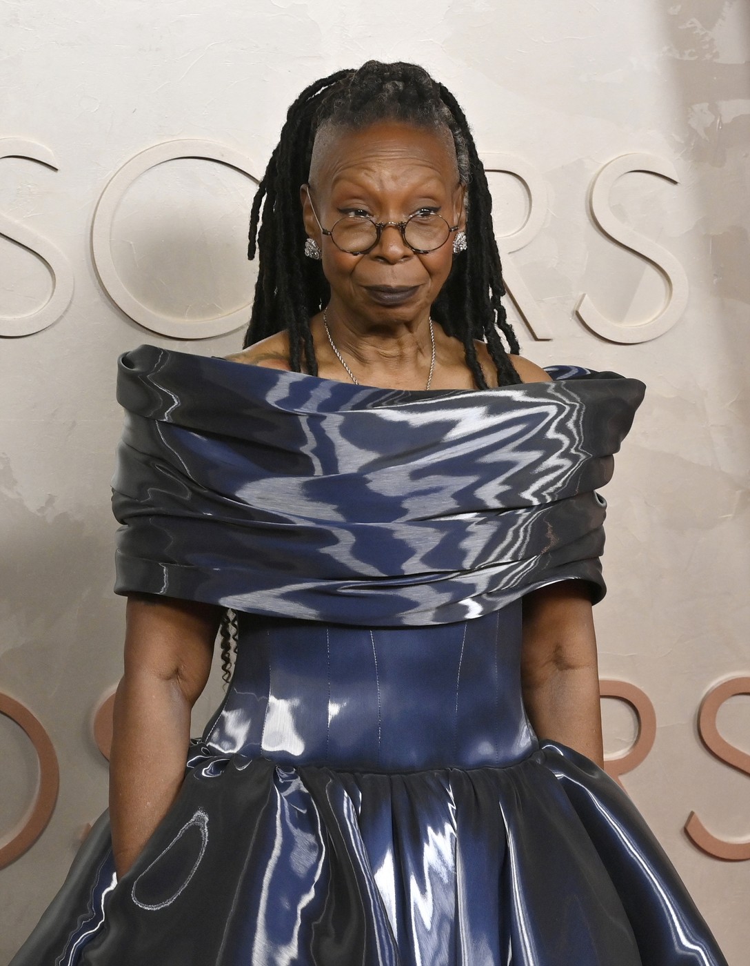 Rochia „apă lichidă” purtată de Whoopi Goldberg la Premiile Oscar 2025. Actrița în vârstă de 69 de ani și-a arătat și tatuajul de pe umăr