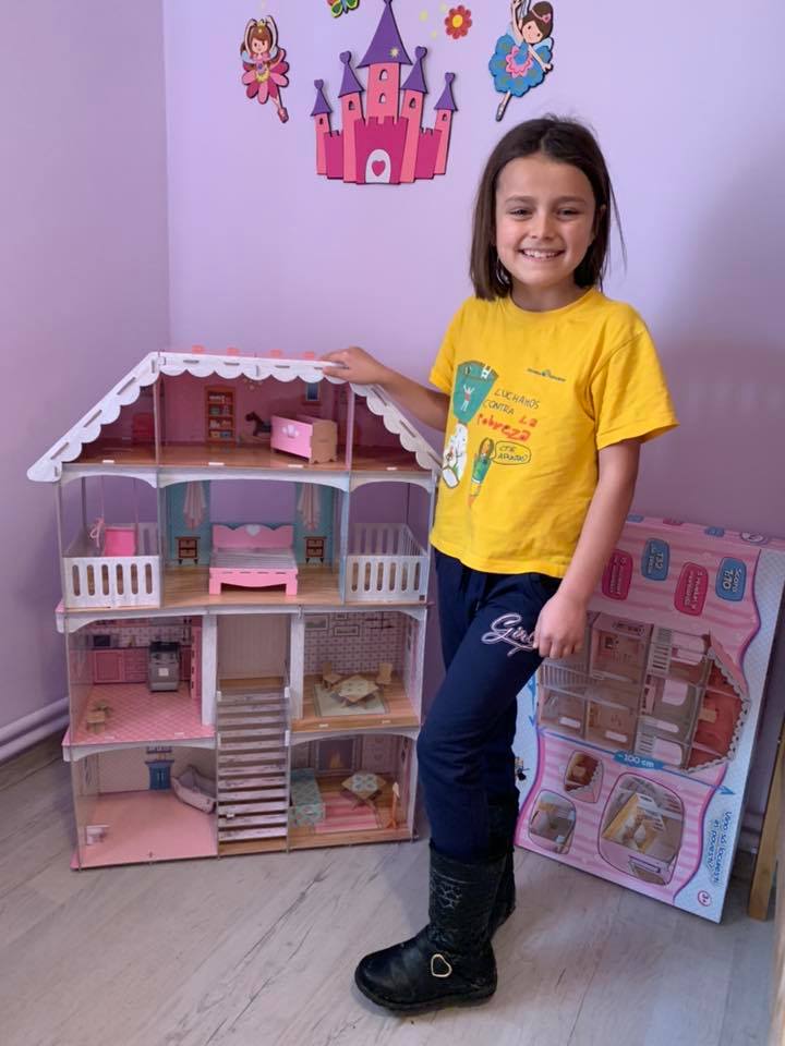 Roxana, fetița din Vaslui care își dorea doar "piure cu carne", a primit o casă de Crăciun / FOTO