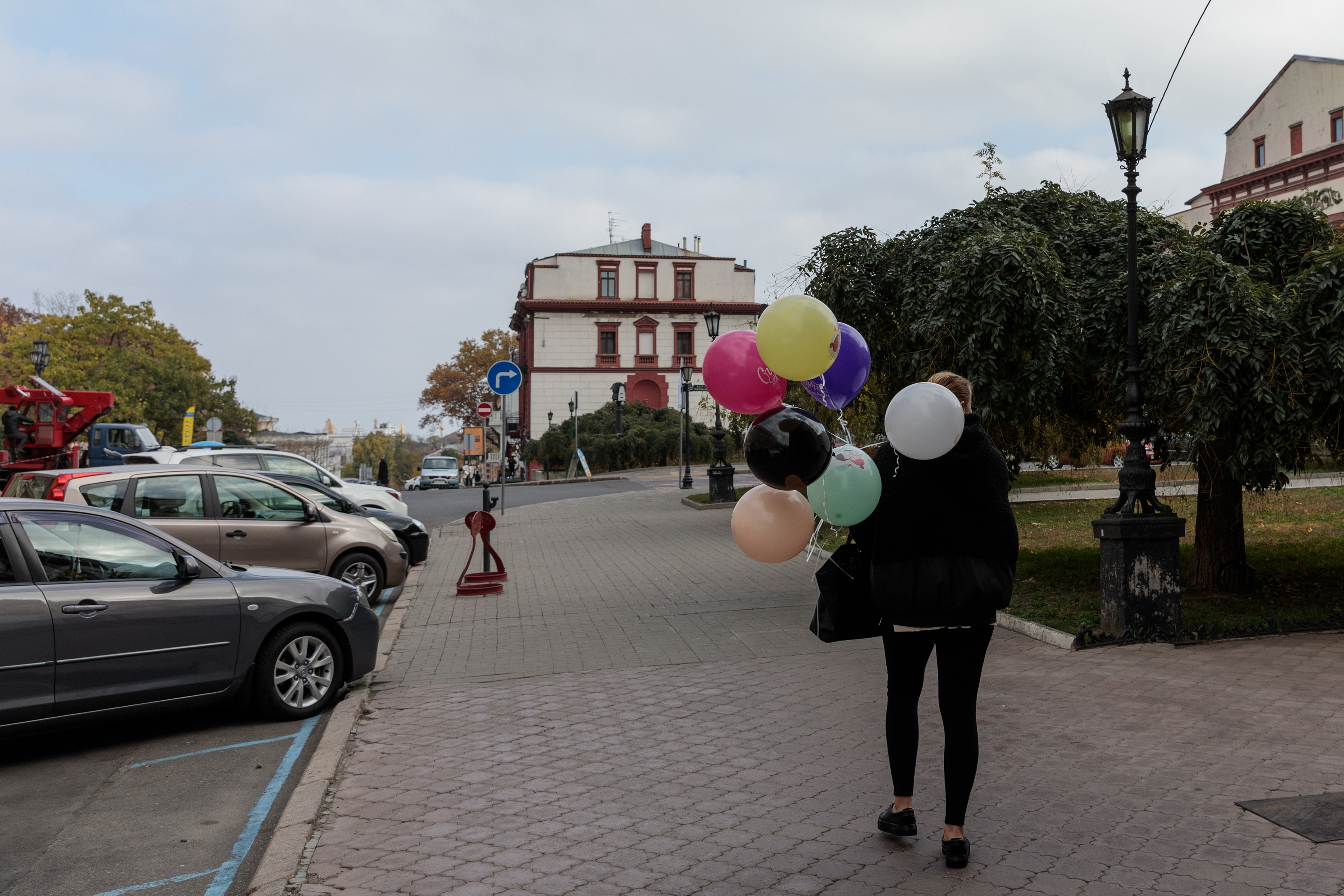 Însemnări din Odesa. Înainte de război, ghizii transportau turiștii cu mașini electrice. Astăzi, monumentele UNESCO sunt protejate în cutii antibombă