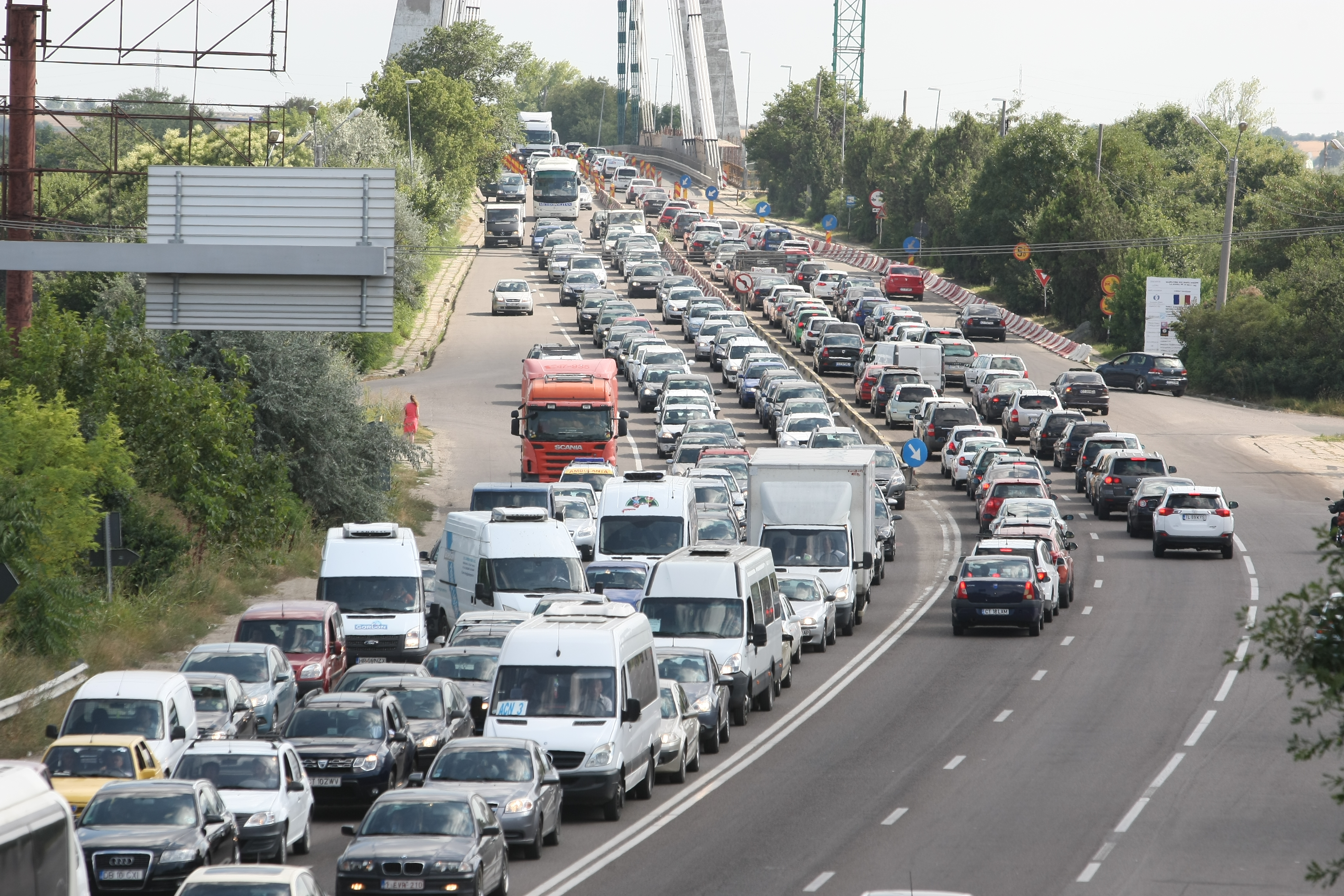 Haos pe Podul Agigea, după ce un TIR s-a răsturnat pe șosea