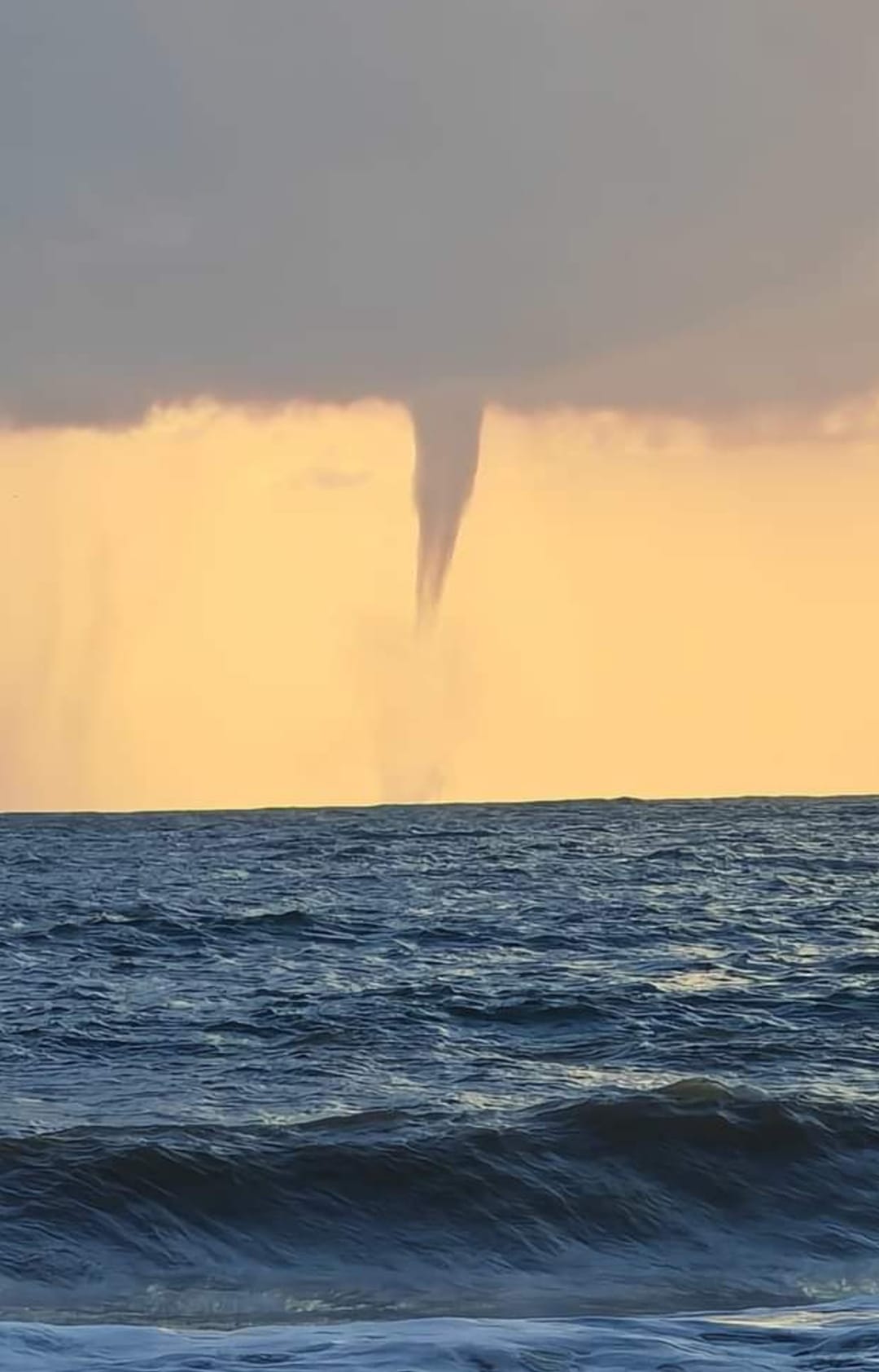 O trombă marină, cu aspect de tornadă, surprinsă de turişti în largul stațiunii Vama Veche. VIDEO