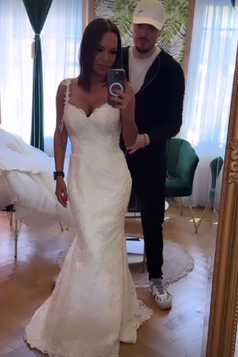 Andreea Antonescu a îmbrăcat rochia de mireasă la 5 luni după ce a născut: „Aștept părerea voastră”