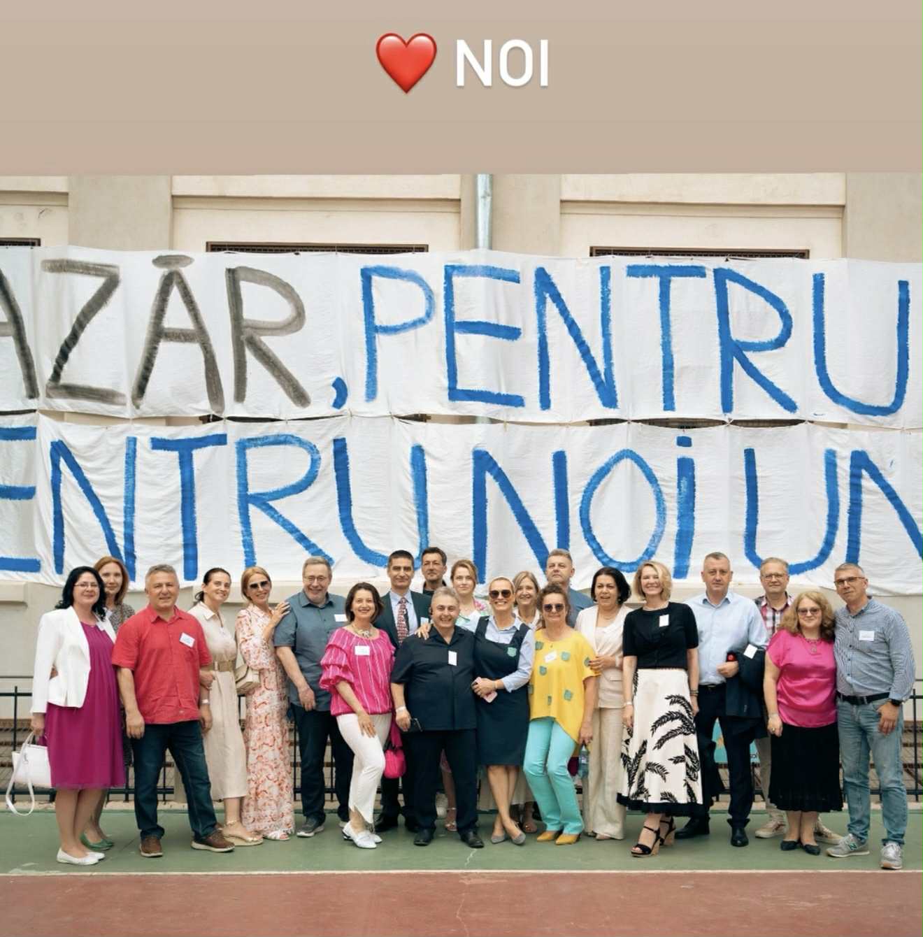 Cum a apărut Andreea Esca la reuniunea cu colegii de liceu. Prezentatoarea de la PRO TV s-a îmbrăcat în școlăriță
