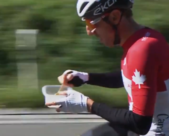 Nála lazább kerékpárost még nem láttunk: verseny közben kanalazgatta a menüjét - videó