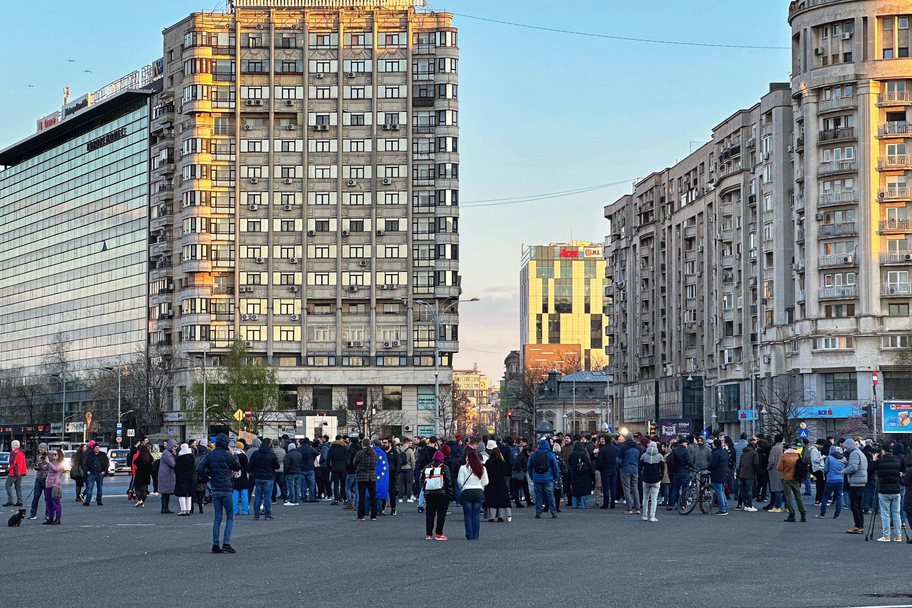 Protest cu zeci de oameni în Piața Victoriei, după ce senatorii au votat pragul de 250.000 de lei pentru abuz în serviciu