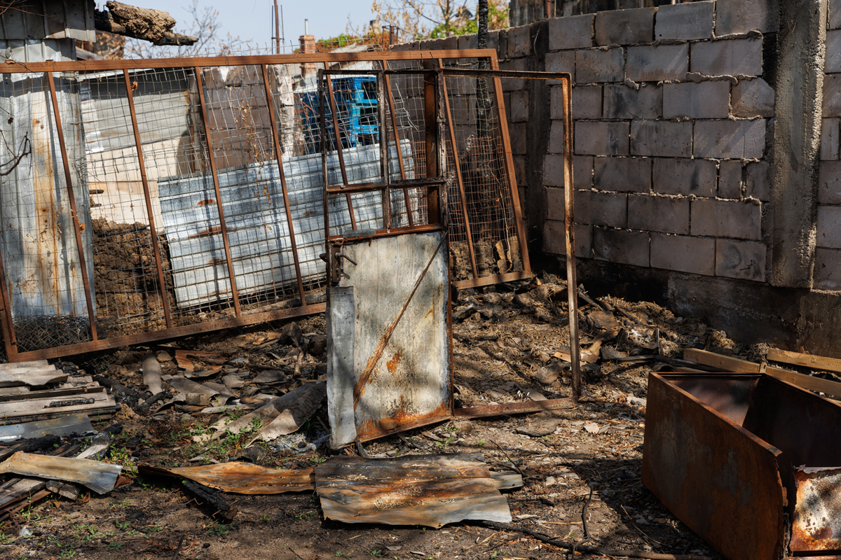 REPORTAJ. Crevedia, o lună după explozii. Și-a plâns caprele care au murit în suferință, iar acum, la 76 de ani, se acomodează cu viața în container: „E ca-n paradis, nu cade tavanul pe mine!”