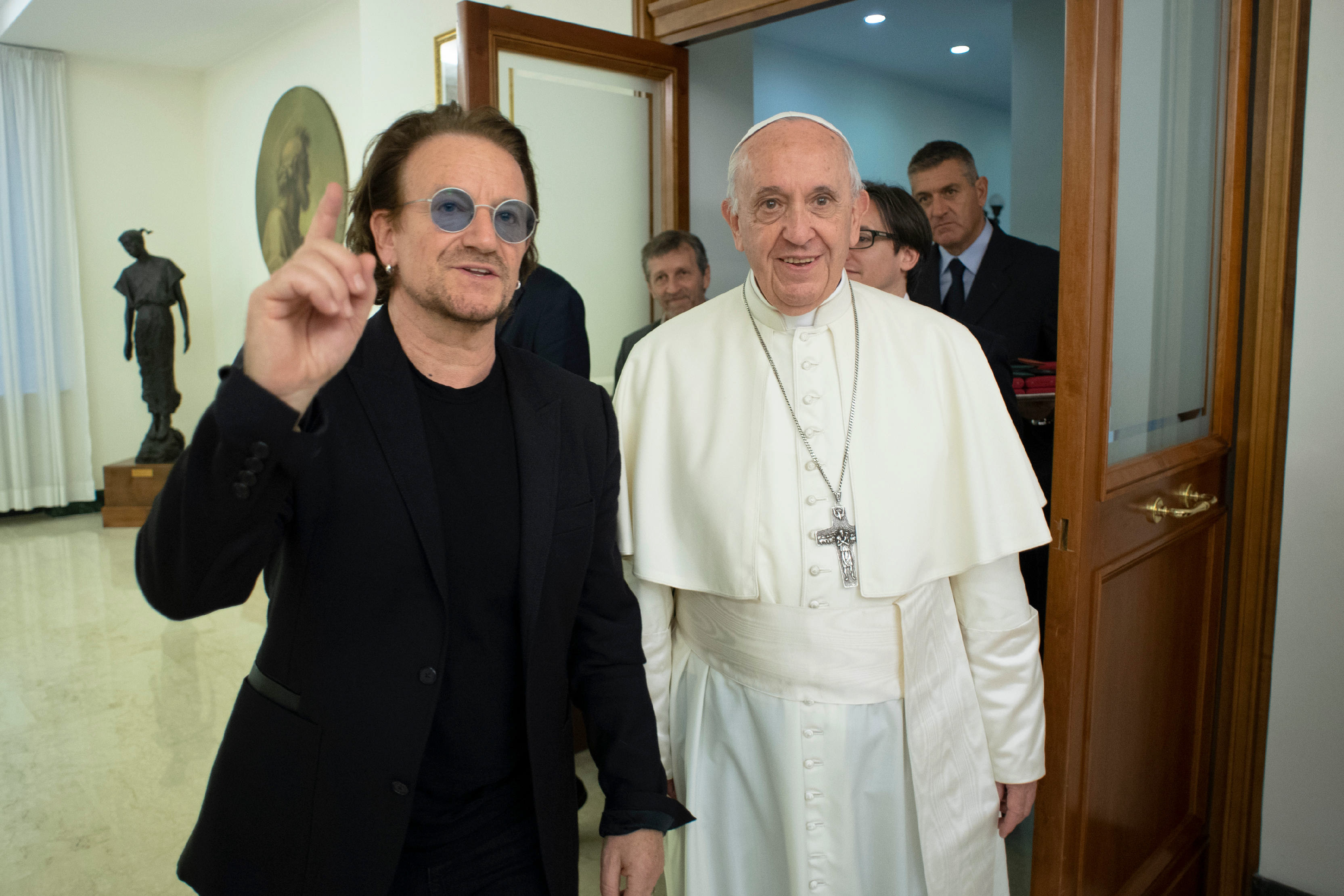 FOTO | Bono a discutat cu Papa Francis despre scandalurile de agresiune sexuală din Biserică: Se putea vedea durerea pe chipul lui