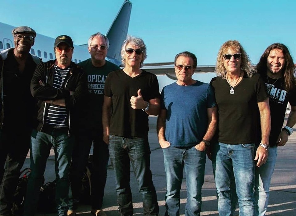 În noaptea de dinaintea concertului din Piața Constituției, faimosul Phil X, chitaristul lui Bon Jovi, a uimit clienții unui club bucureștean