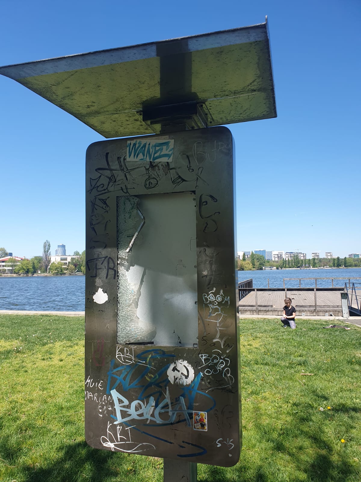 Apocalipsa din Parcul Tei: complexul de distracții abandonat, bănci vandalizate, munți de gunoaie, pontoane devastate. Pericol iminent de tragedii!