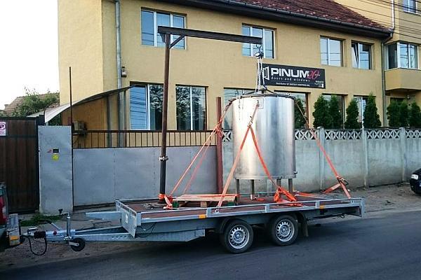 Parfum de profit | Și-a făcut o distilerie mobilă pentru ulei de lavandă