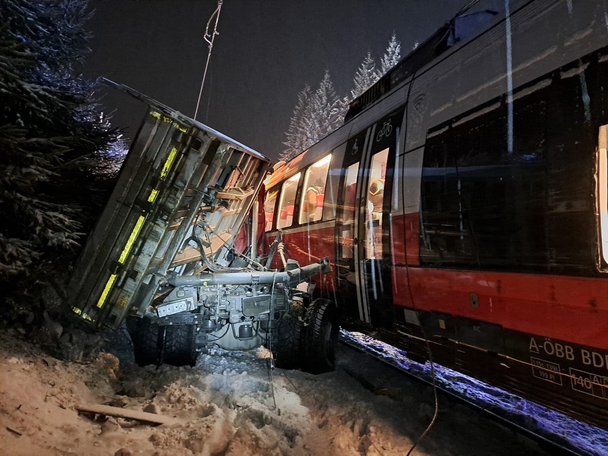 Un tren a intrat cu 90 km/h într-un camion blocat în zăpadă pe calea ferată și abandonat de șofer, în Austria