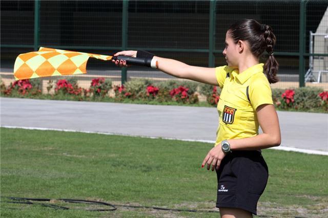 O asistentă din Brazilia şi-a vărsat nervii pe un fotbalist / FOTO&VIDEO