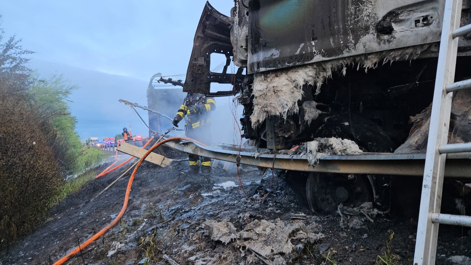 Un șofer român de TIR și unul maghiar au murit în camioanele lor, care au luat foc după ce s-au ciocnit pe o autostradă din Cehia