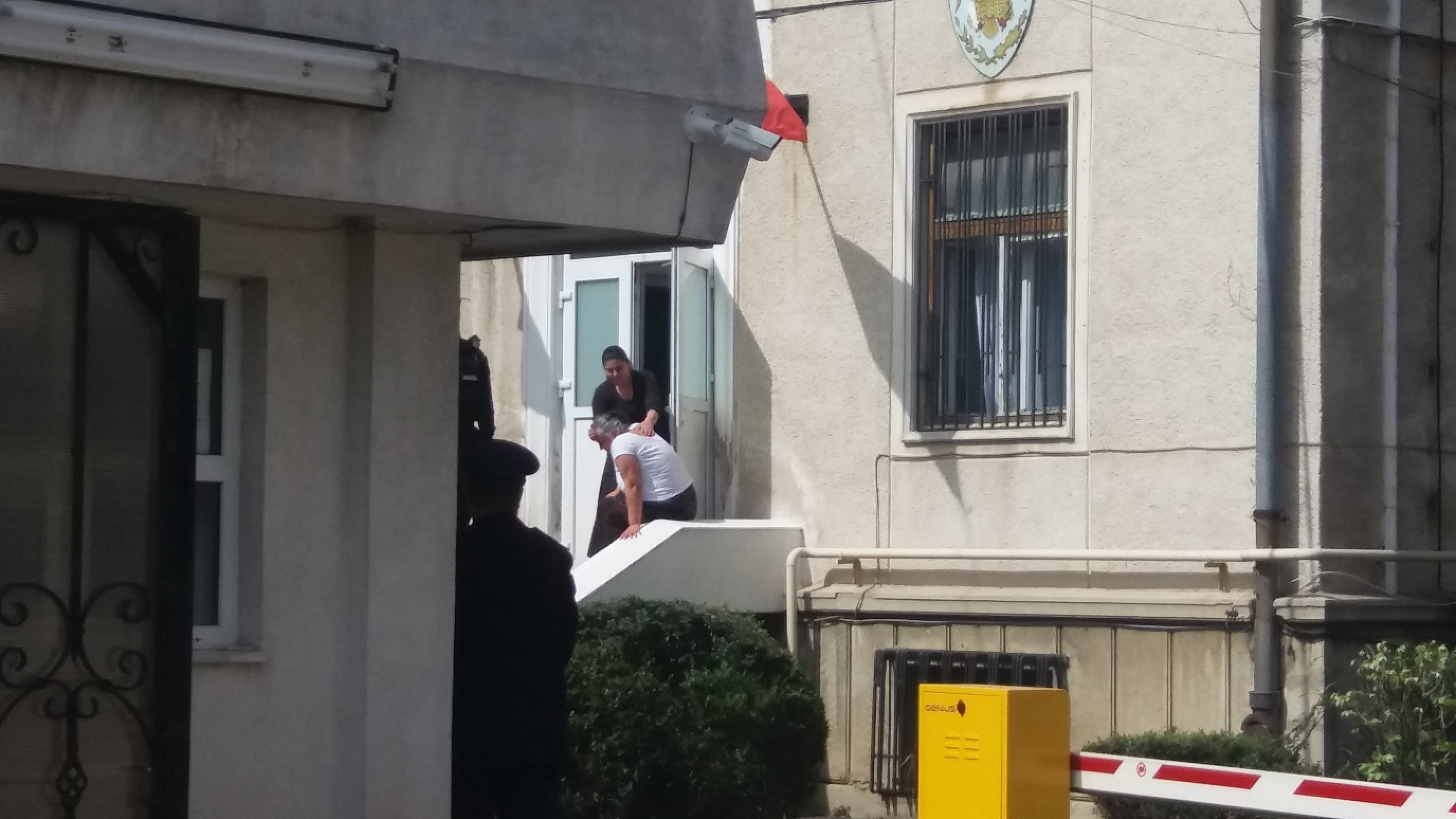 Percheziții la ghicitoarele din Ploieşti! Mai multe persoane, acuzate de înșelăciune și șantaj! A fost nevoie de intervenţia ambulanţei! GALERIE FOTO