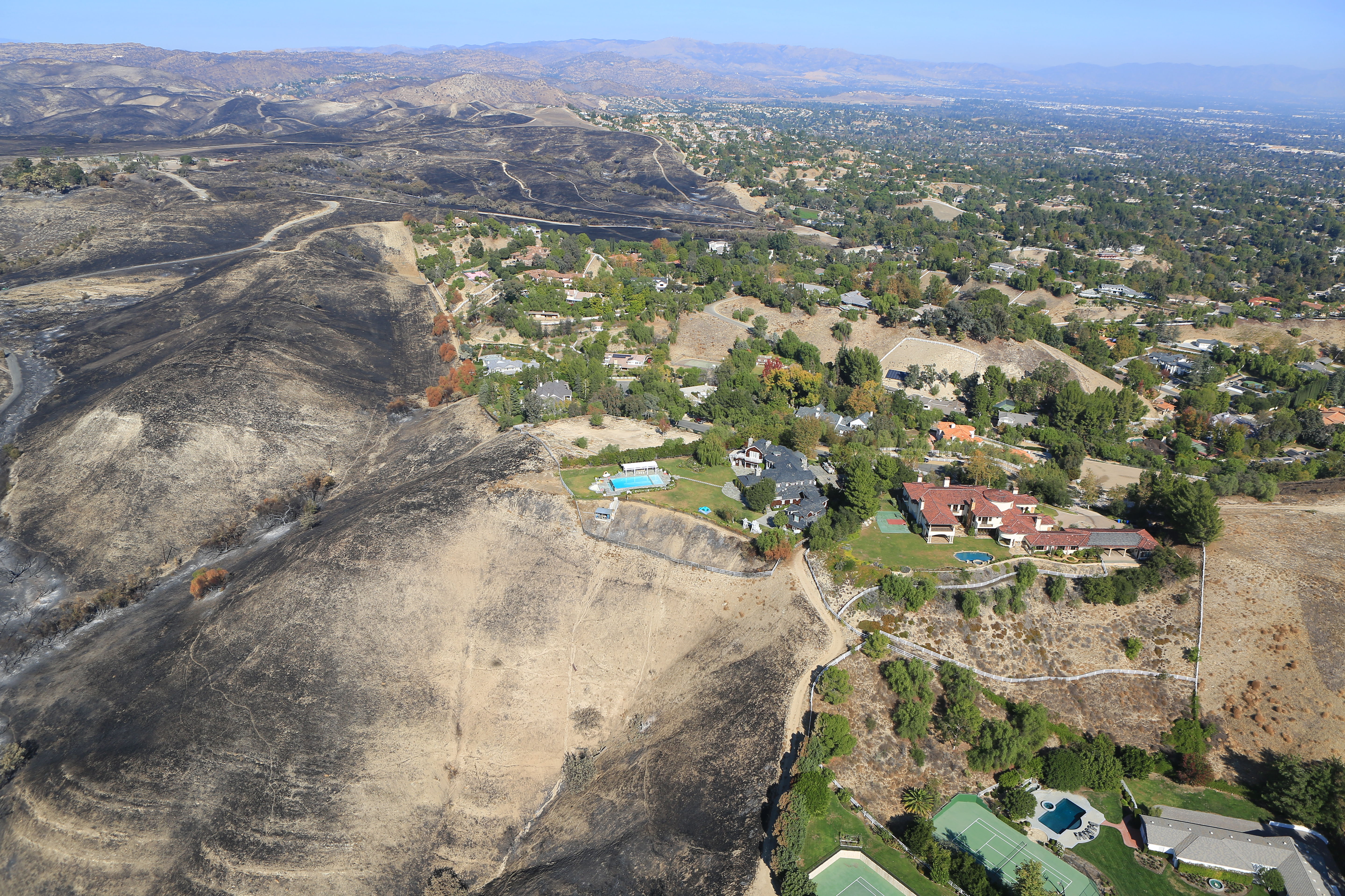 GALERIE FOTO - Cum arată vilele vedetelor care au plătit pompieri privați în timpul incendiilor din California