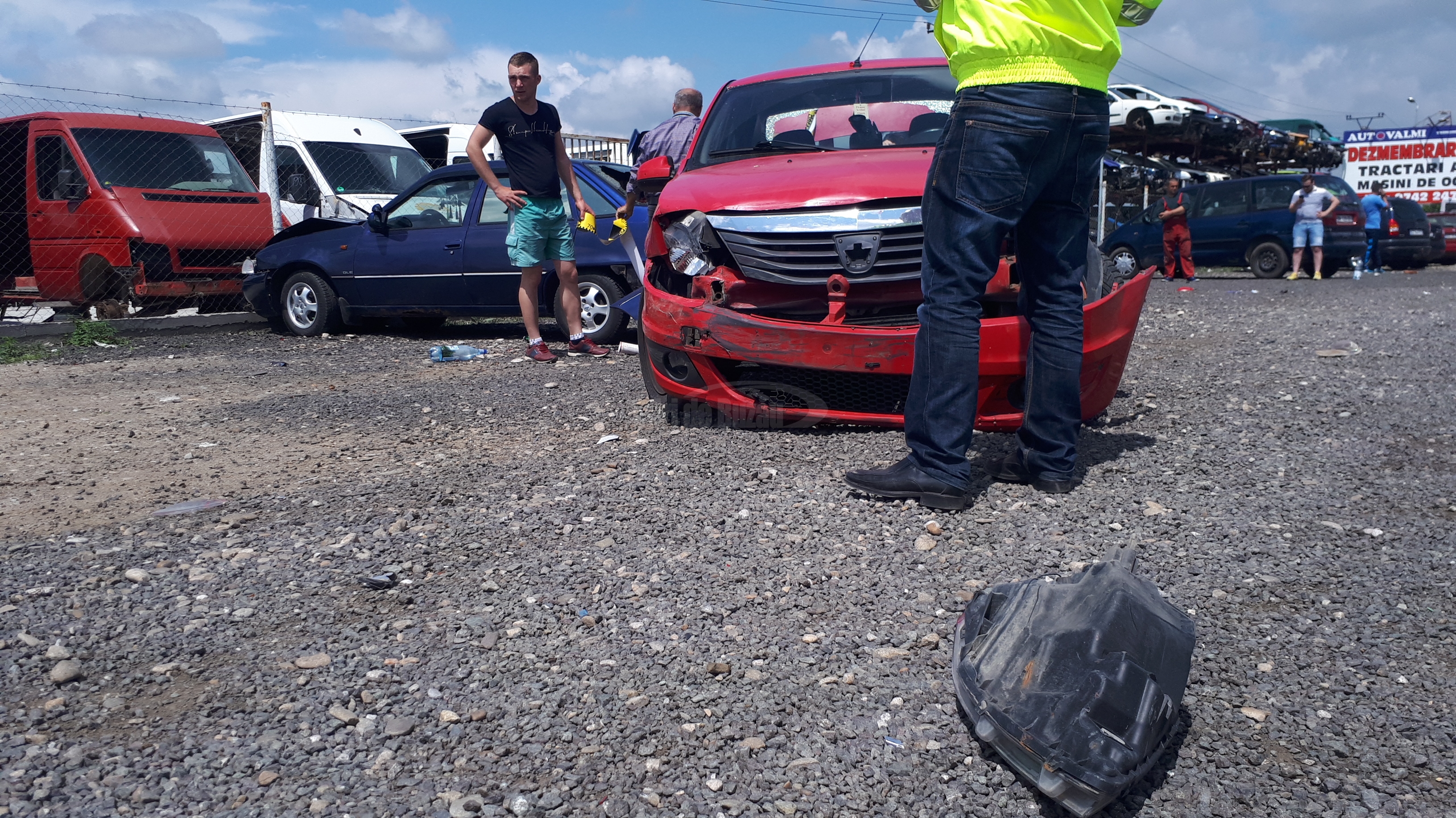 O familie a fost spulberată într-un accident între Râmnicu Sărat și Buzău. Un băiețel, printre cei patru răniți duși la spital
