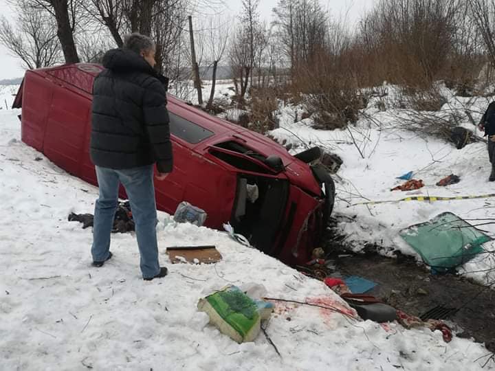 FOTO / Microbuz răsturnat într-o râpă, în Bacău. O persoană a murit și cinci au fost rănite