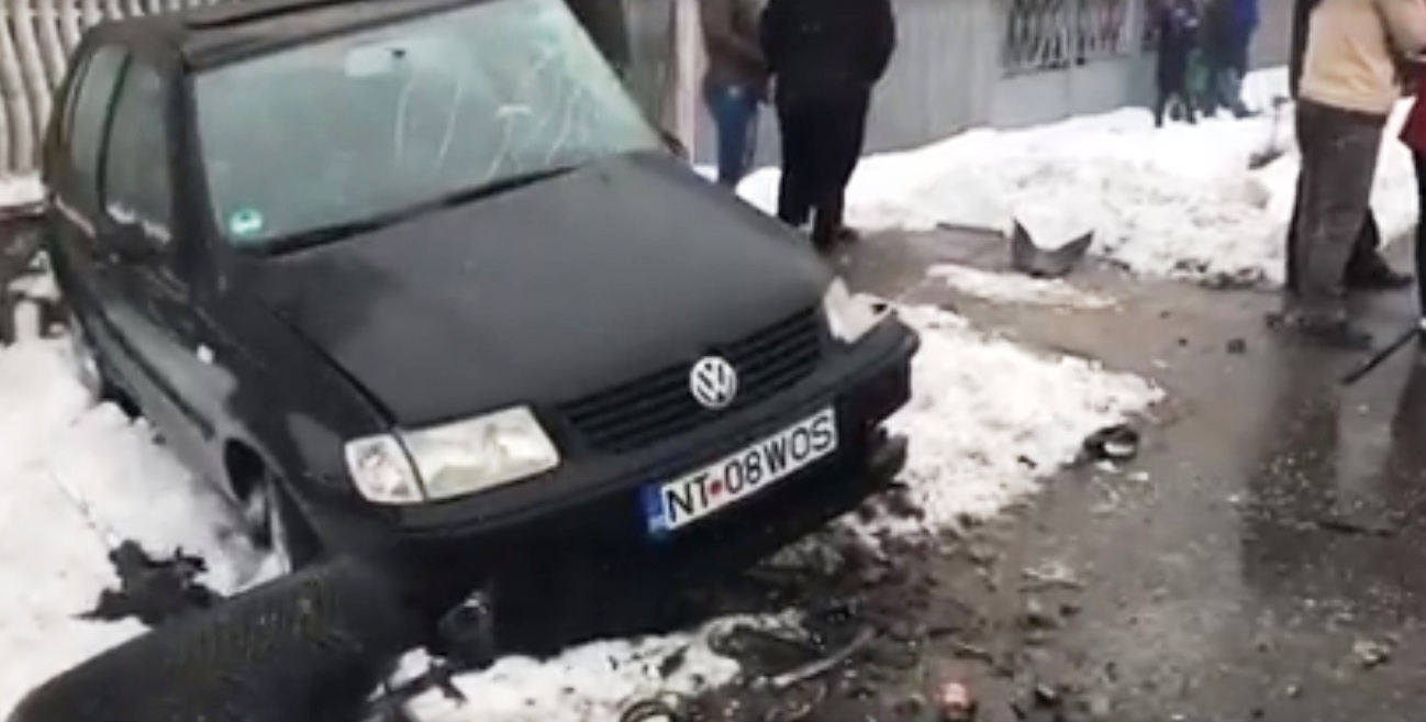 Un călugăr beat a provocat un accident în Bicaz-Chei, județul Neamț. A făcut praf trei mașini / FOTO&VIDEO