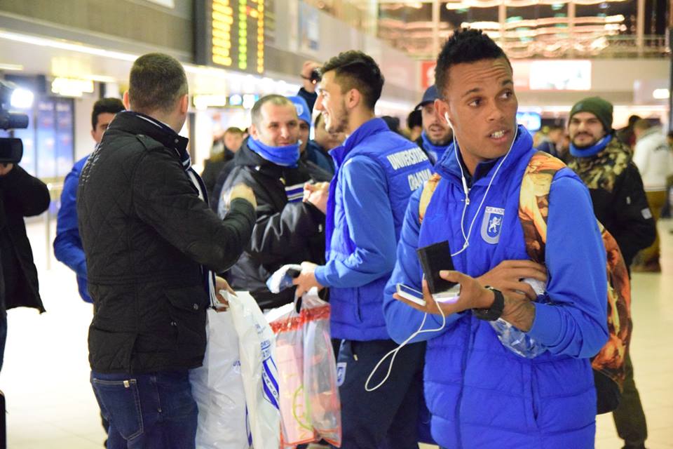 Fotbaliștii Craiovei au fost așteptați de fani cu torțe la revenirea din Malta / GALERIE FOTO&VIDEO