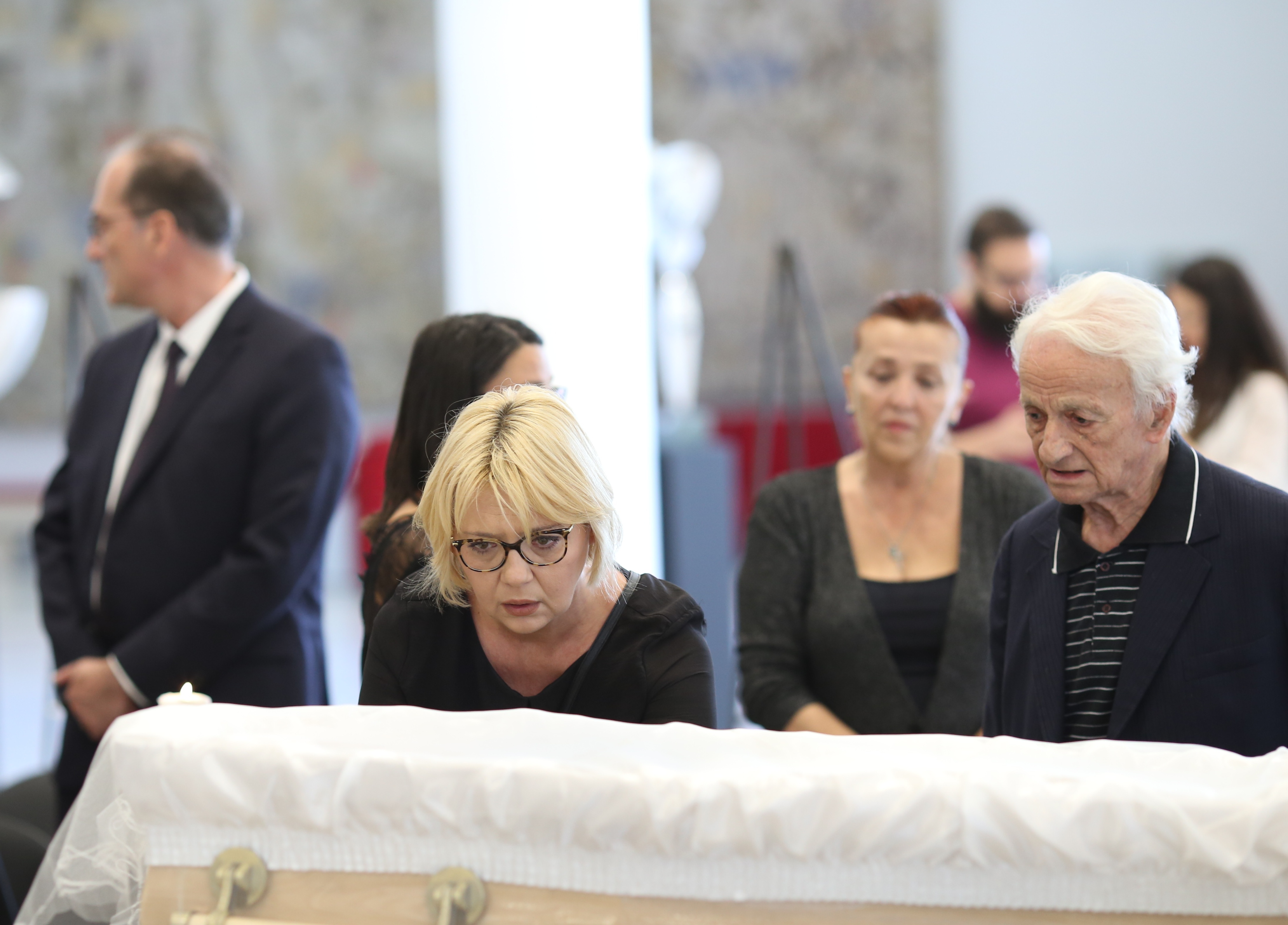 FOTO EXCLUSIV/ Trupul neînsuflețit al Olgăi Tudorache, depus la biserica Kretzulescu din Capitală. Imagine emoționantă cu fiul actriței