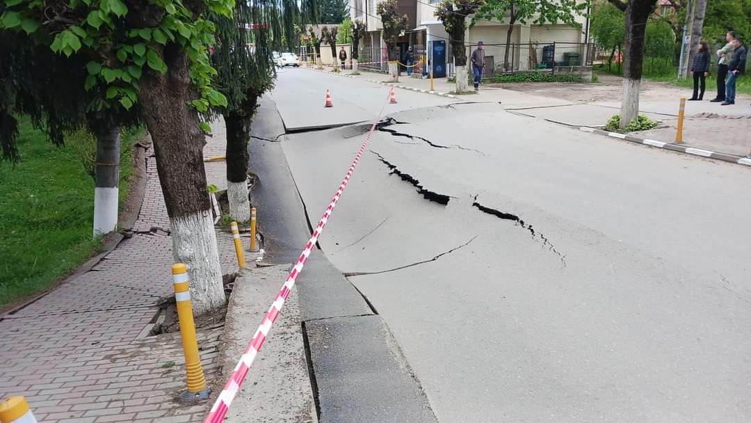 Imagini din orașul Slănic, unde o stradă s-a surpat pe o suprafaţă mare