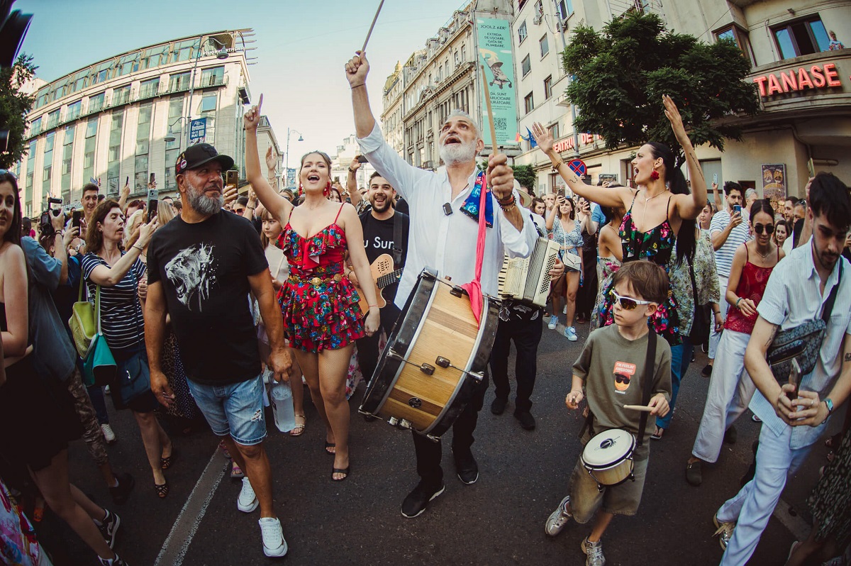 Cum a apărut Damian Drăghici cu trupa sa pe Calea Victoriei din București. Oameni de toate vârstele au dansat pe stradă