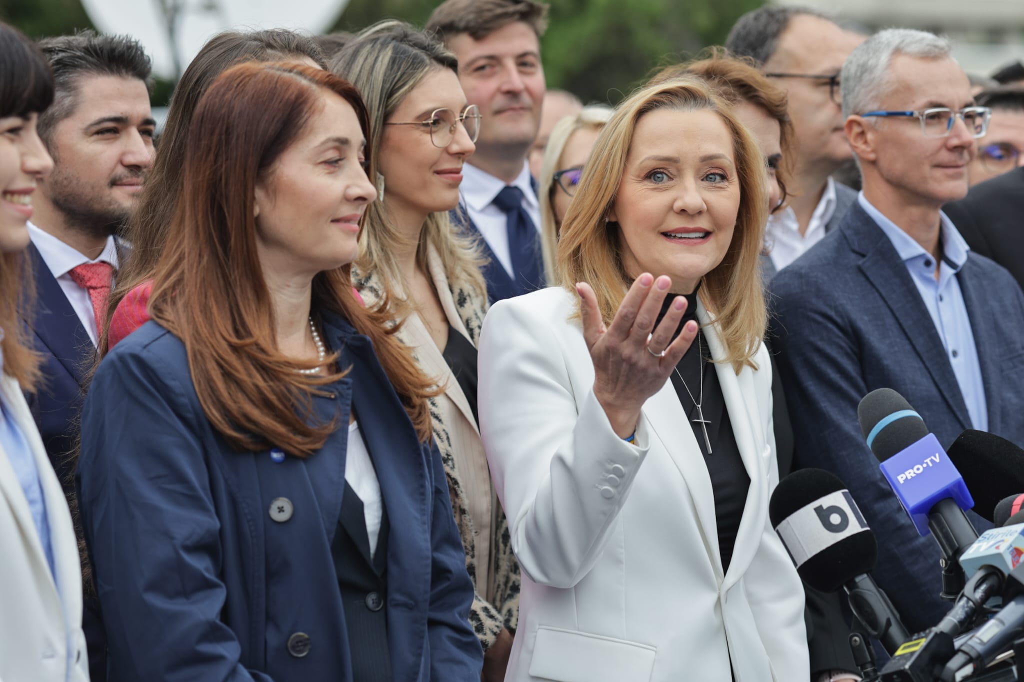 Elena Lasconi și-a depus candidatura la prezidențiale. Atac la Nicolae Ciucă: „Asta știe să facă, să execute ordine” | VIDEO