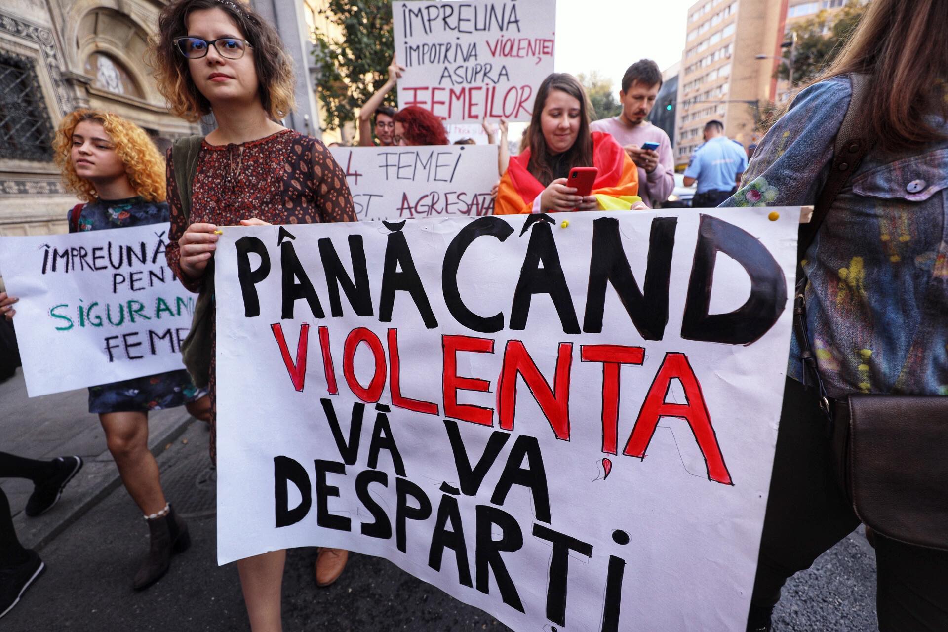 Sute de persoane au luat parte la marșul de solidaritate cu femeile care sunt victime ale violenţei