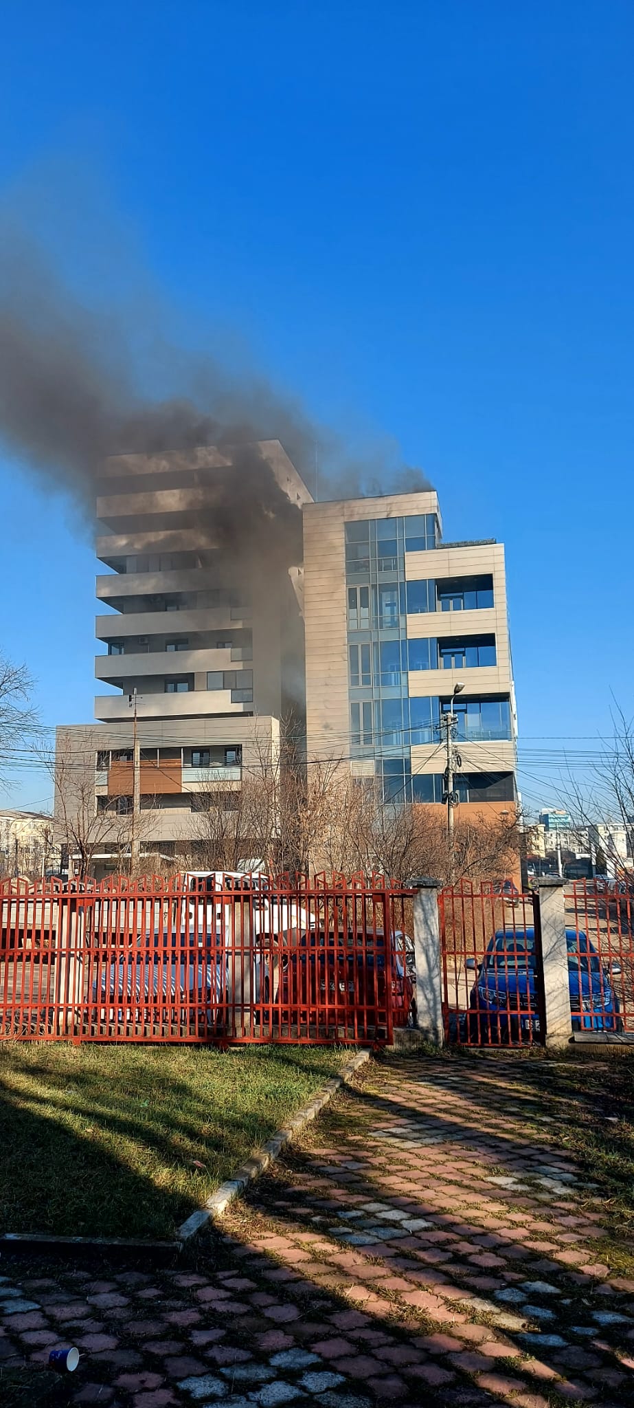 Incendiu puternic la o sală de sport din Iași. Mai multe persoane au fost evacuate