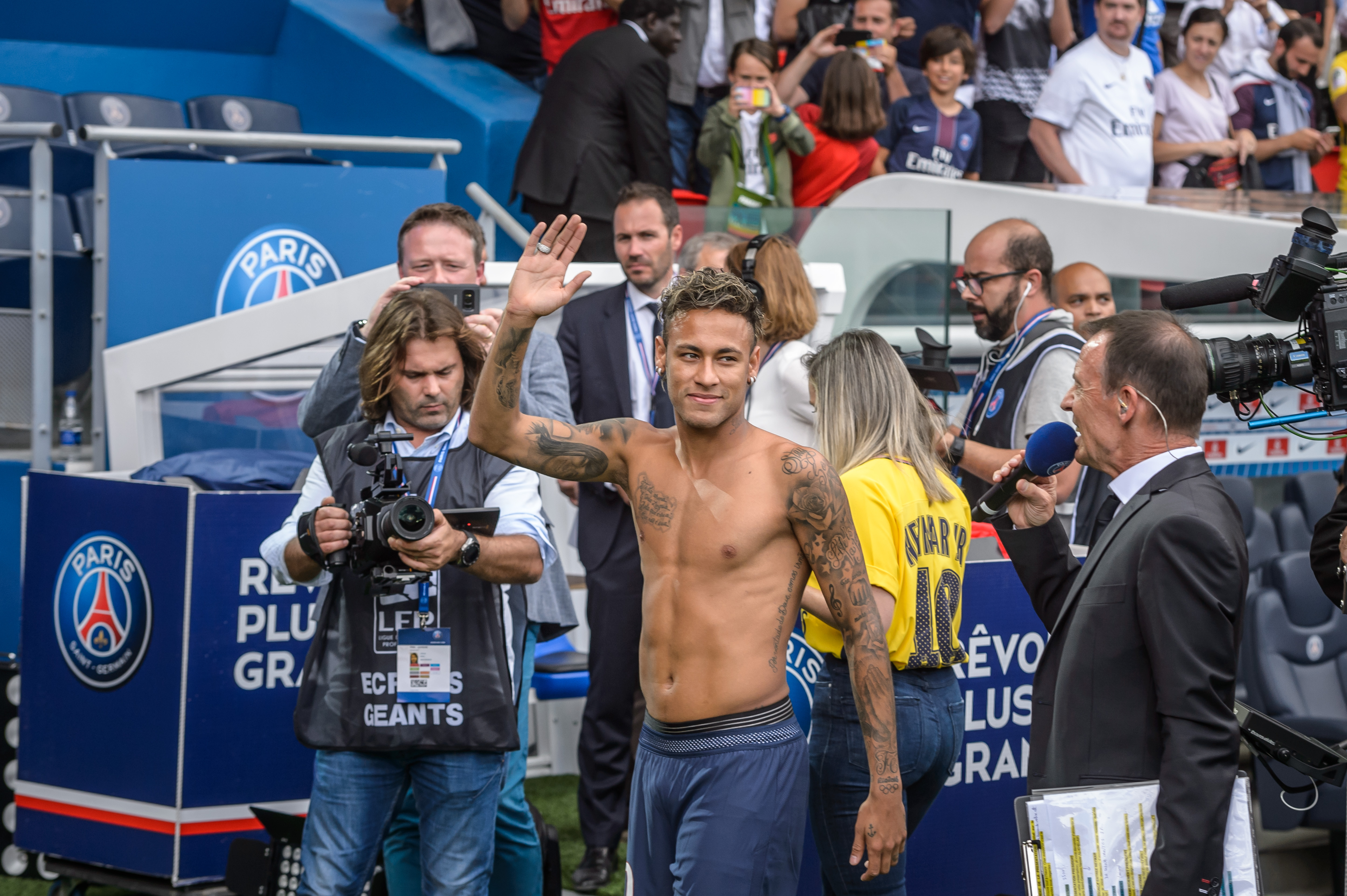 Neymar, înger la Paris, demon la Barcelona. Fanii lui PSG au cumpărat deja 10.000 de tricouri cu numele starului brazilian. Catalanii dau foc tricourilor fostului lor idol / FOTO&VIDEO